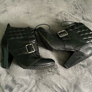 Women’s Size Ten Black Solesenseability Heeled Boots